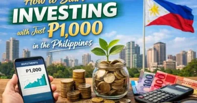 Filipino beginner investing ₱1,000 using mobile app, coins, calculator, and Philippine flag background with ExpPH Blog logo displayed